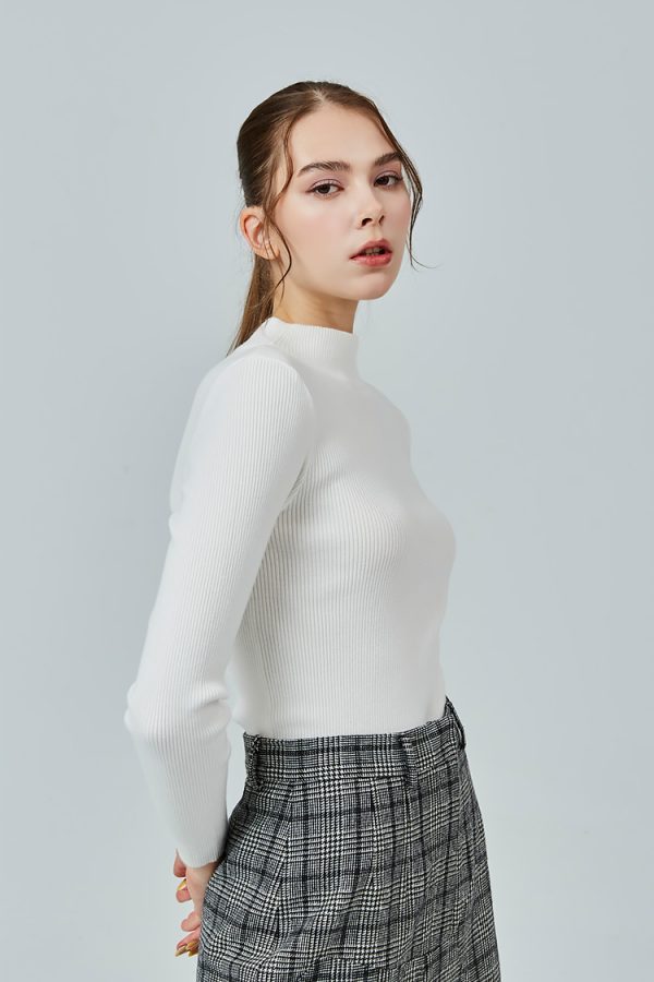 Plain turtleneck knitted top