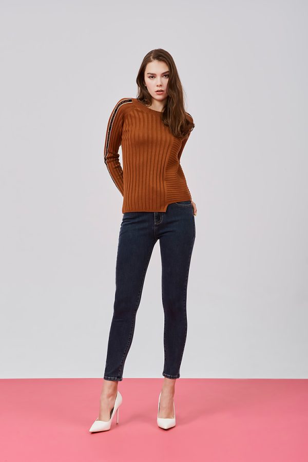 Asymmetrical shape knitted top