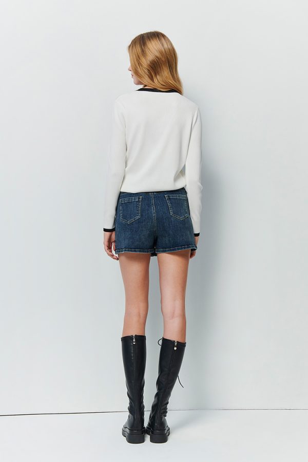 Short knit brand pocket opening